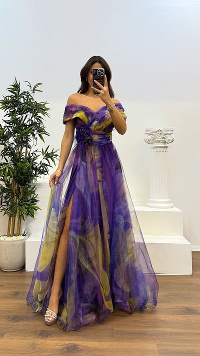Jinnie - Tüll-Maxikleid mit Federn, Falten & Schlitz