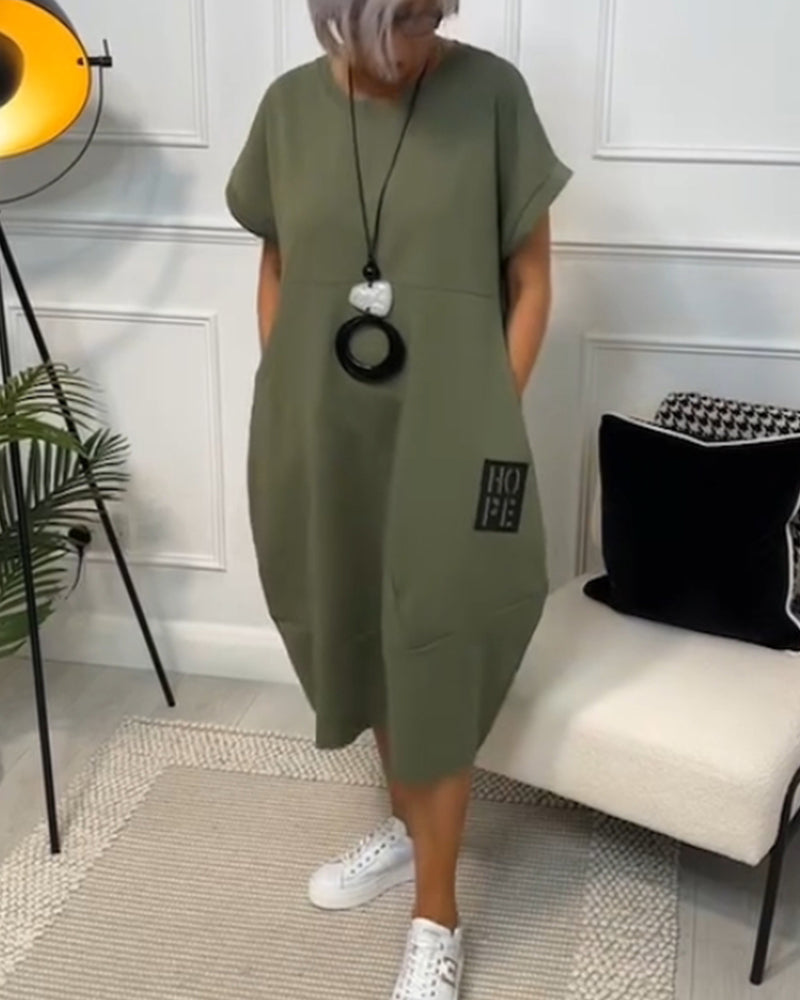 Schlichtes kurzärmliges Freizeitkleid mit Buchstabendruck