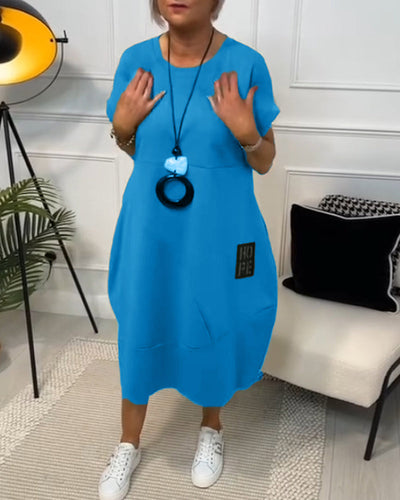 Schlichtes kurzärmliges Freizeitkleid mit Buchstabendruck