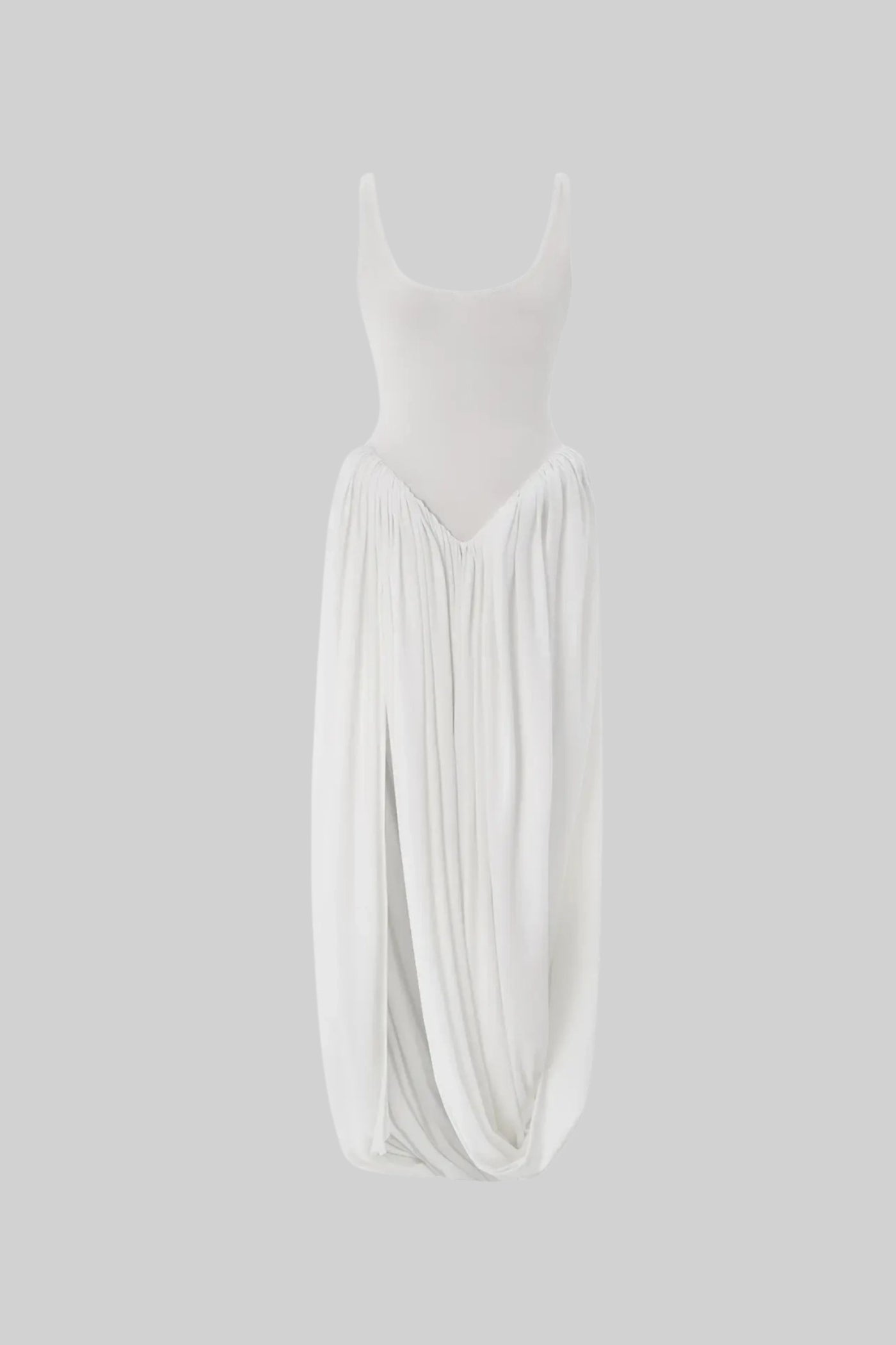 Drapiertes Maxikleid mit skulpturalem Rock und seitlichem Schlitz - Weiß