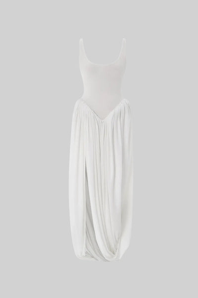 Drapiertes Maxikleid mit skulpturalem Rock und seitlichem Schlitz - Weiß