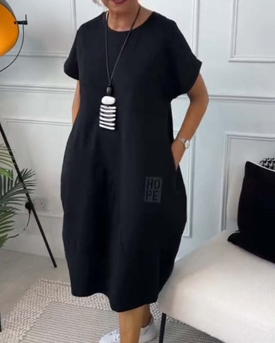 Schlichtes kurzärmliges Freizeitkleid mit Buchstabendruck