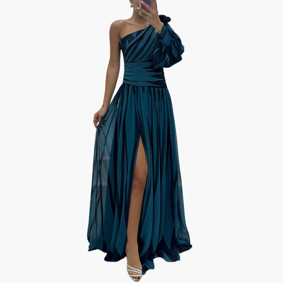 Carla – Elegantes One-Shoulder Maxikleid Mit Streifen
