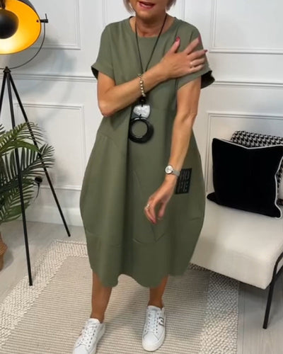 Schlichtes kurzärmliges Freizeitkleid mit Buchstabendruck