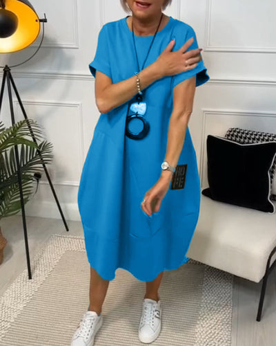 Schlichtes kurzärmliges Freizeitkleid mit Buchstabendruck