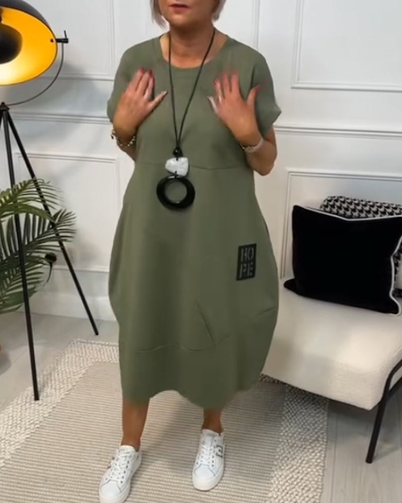 Schlichtes kurzärmliges Freizeitkleid mit Buchstabendruck