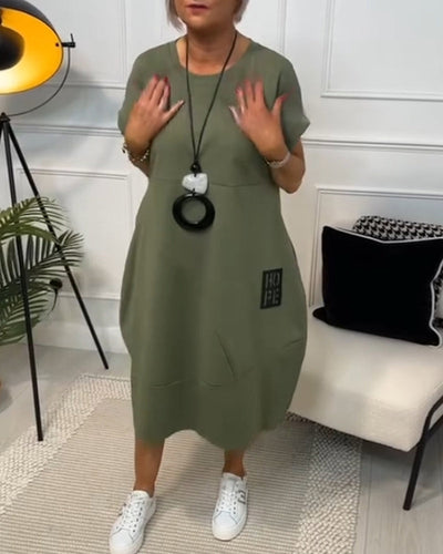 Schlichtes kurzärmliges Freizeitkleid mit Buchstabendruck