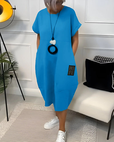 Schlichtes kurzärmliges Freizeitkleid mit Buchstabendruck