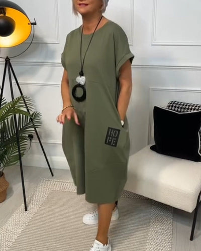 Schlichtes kurzärmliges Freizeitkleid mit Buchstabendruck