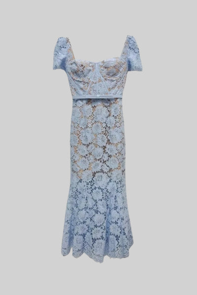 Kurzes Ärmelloses Spitzenkleid Mit Zartem Passendem Taillengürtel