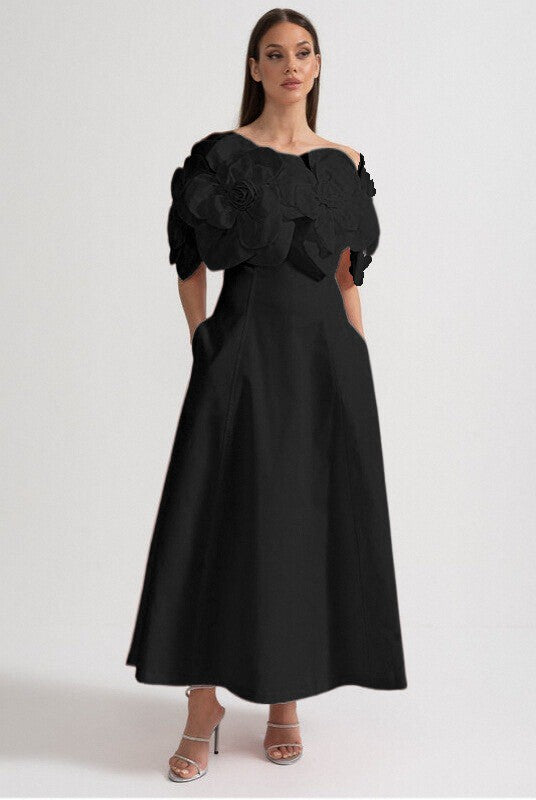 Off-Shoulder Midi-Kleid mit großen Stoffblumenakzenten