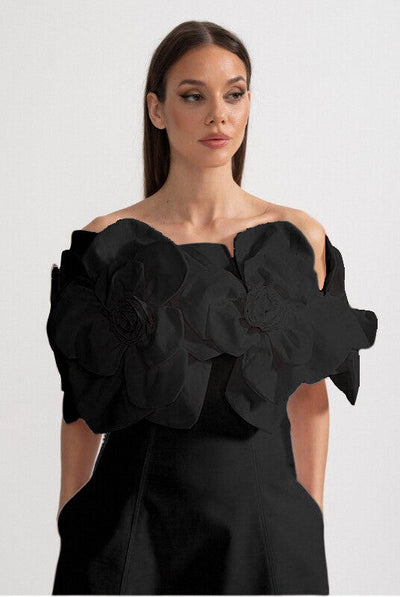 Off-Shoulder Midi-Kleid mit großen Stoffblumenakzenten