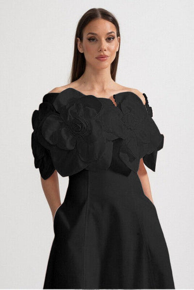 Off-Shoulder Midi-Kleid mit großen Stoffblumenakzenten