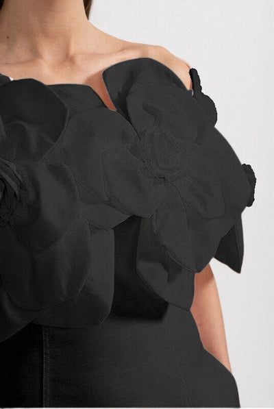 Off-Shoulder Midi-Kleid mit großen Stoffblumenakzenten