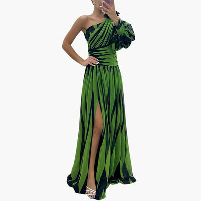 Carla – Elegantes One-Shoulder Maxikleid Mit Streifen