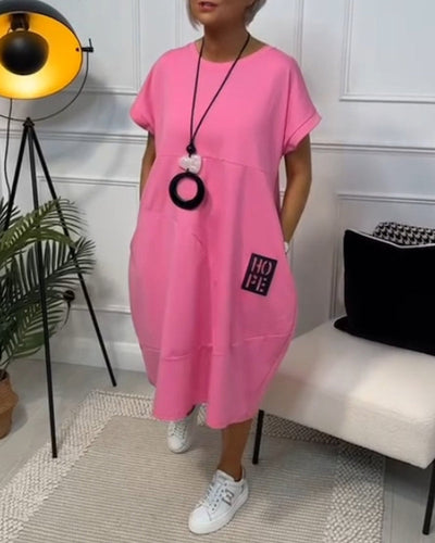 Schlichtes kurzärmliges Freizeitkleid mit Buchstabendruck