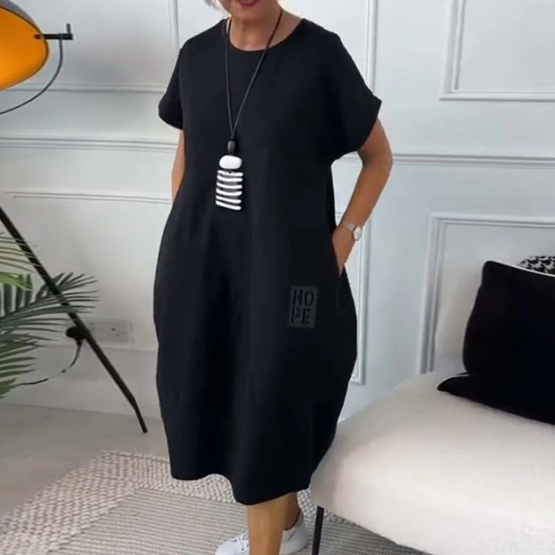 Schlichtes kurzärmliges Freizeitkleid mit Buchstabendruck
