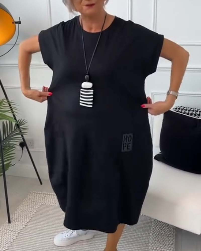 Schlichtes kurzärmliges Freizeitkleid mit Buchstabendruck
