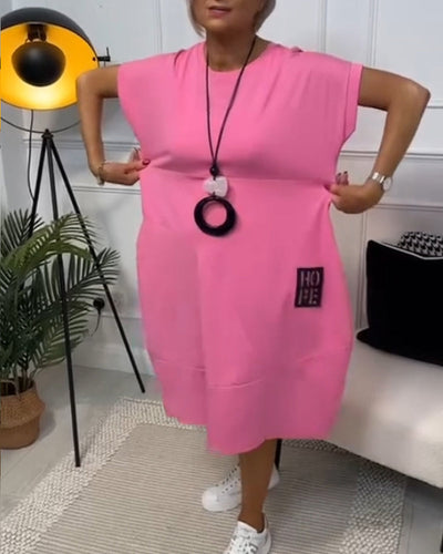 Schlichtes kurzärmliges Freizeitkleid mit Buchstabendruck