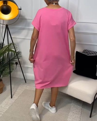 Schlichtes kurzärmliges Freizeitkleid mit Buchstabendruck