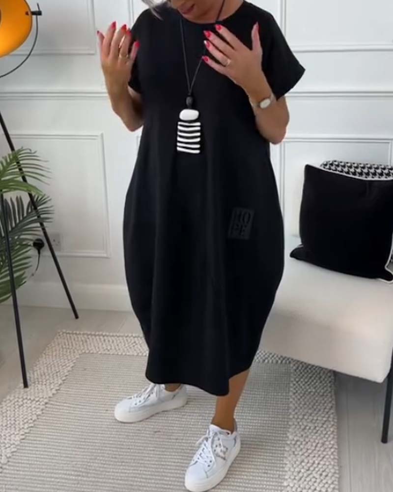 Schlichtes kurzärmliges Freizeitkleid mit Buchstabendruck
