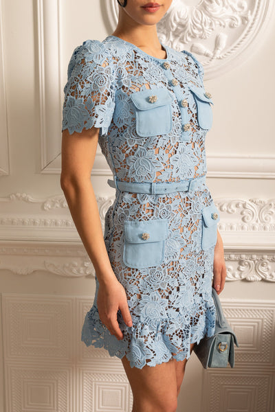 Kurzärmliges besticktes Blumenkleid
