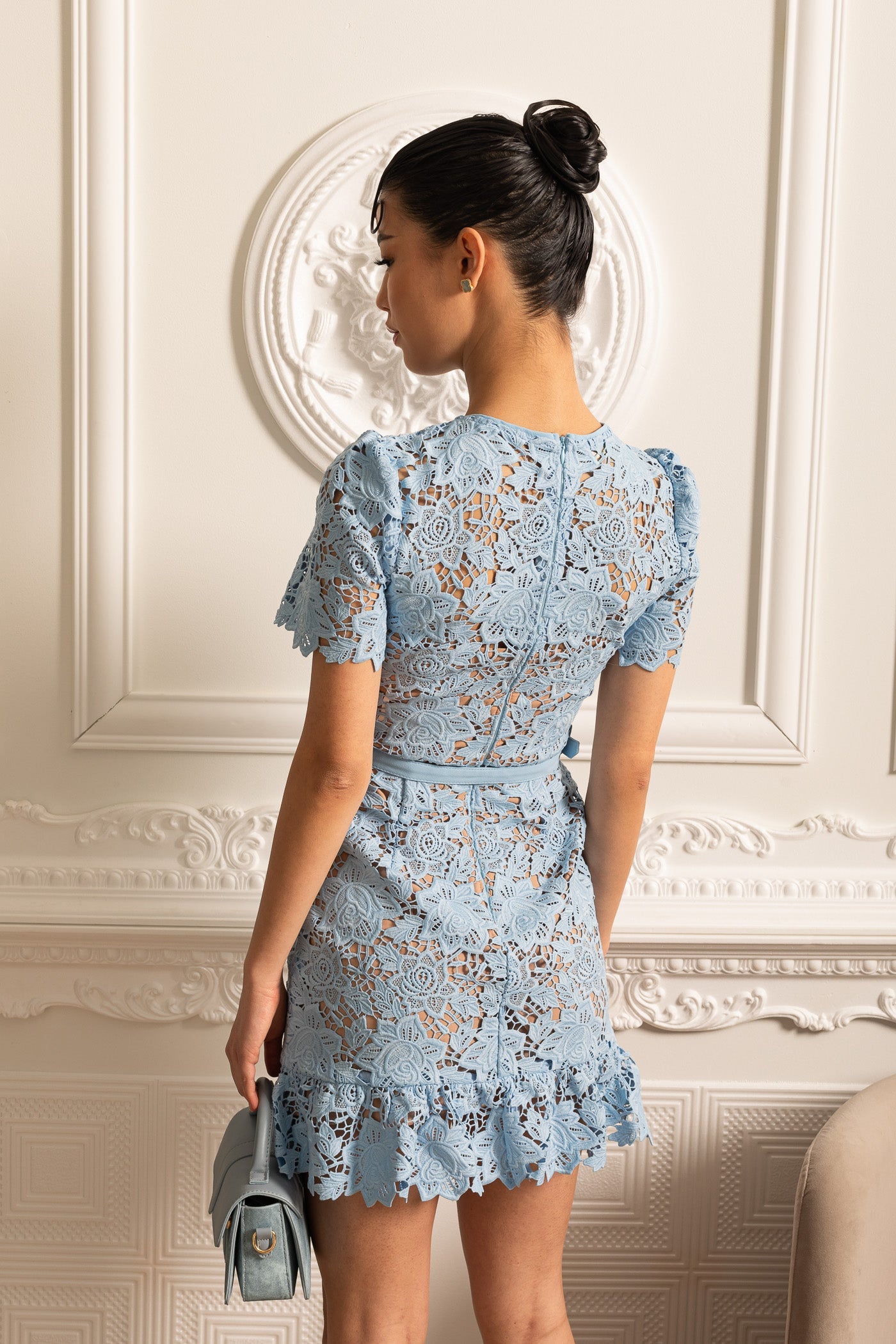 Kurzärmliges besticktes Blumenkleid