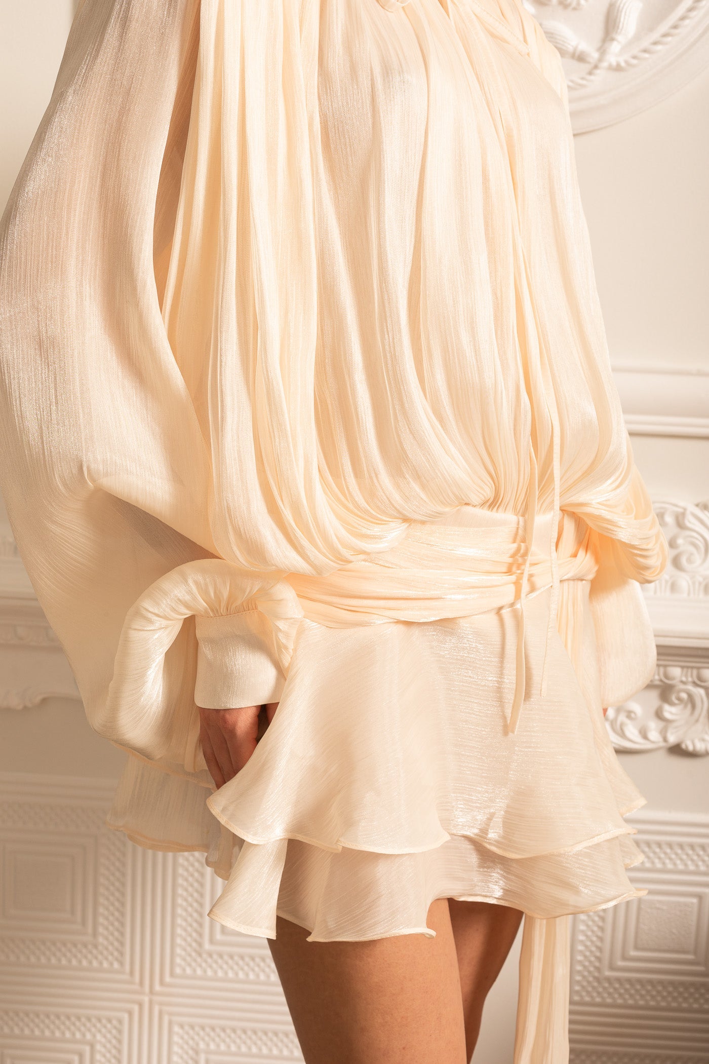 Drapiertes Langarmkleid mit Minirock und gerafftem Taillenbund - Ivoire