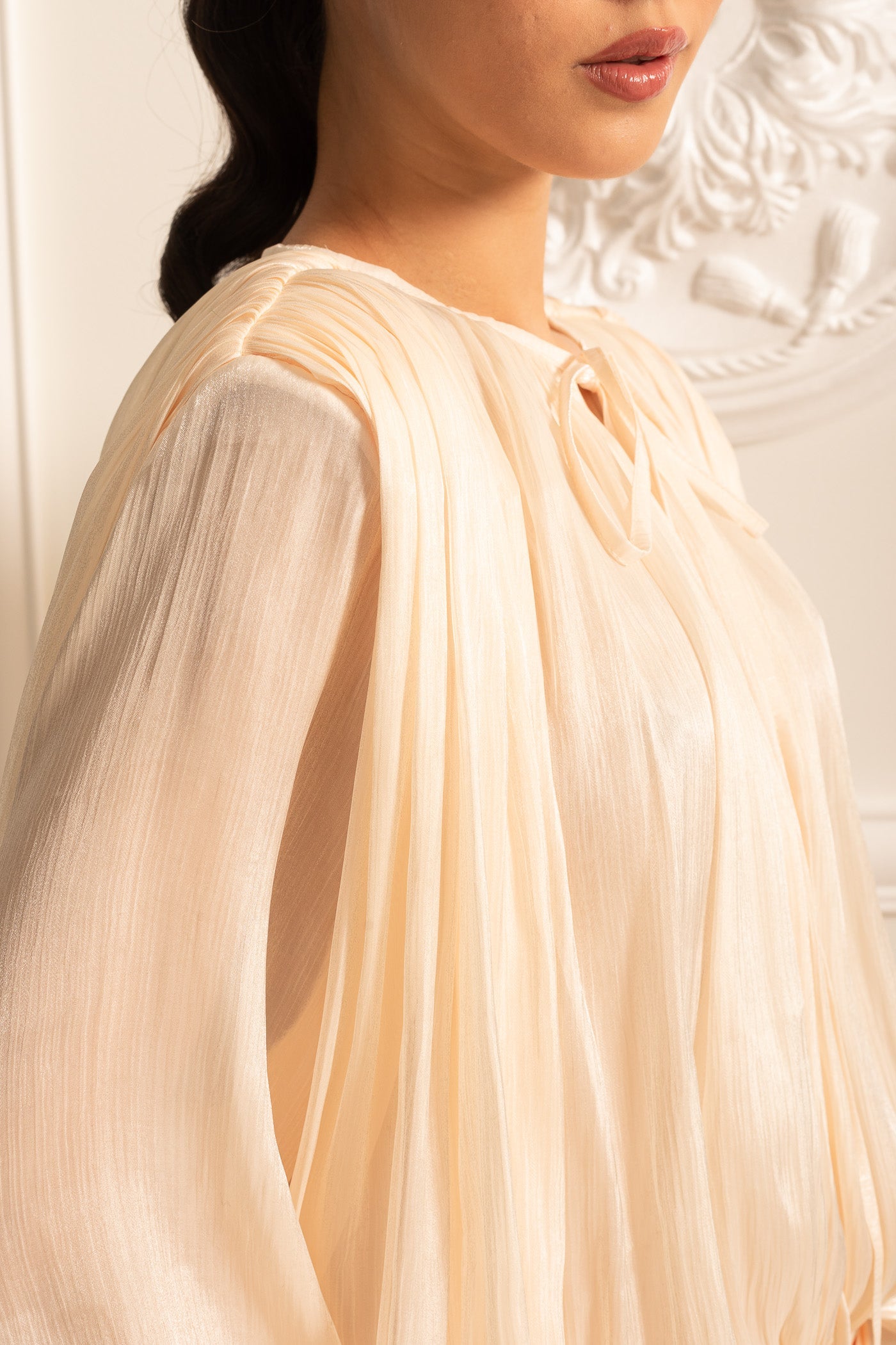 Drapiertes Langarmkleid mit Minirock und gerafftem Taillenbund - Ivoire