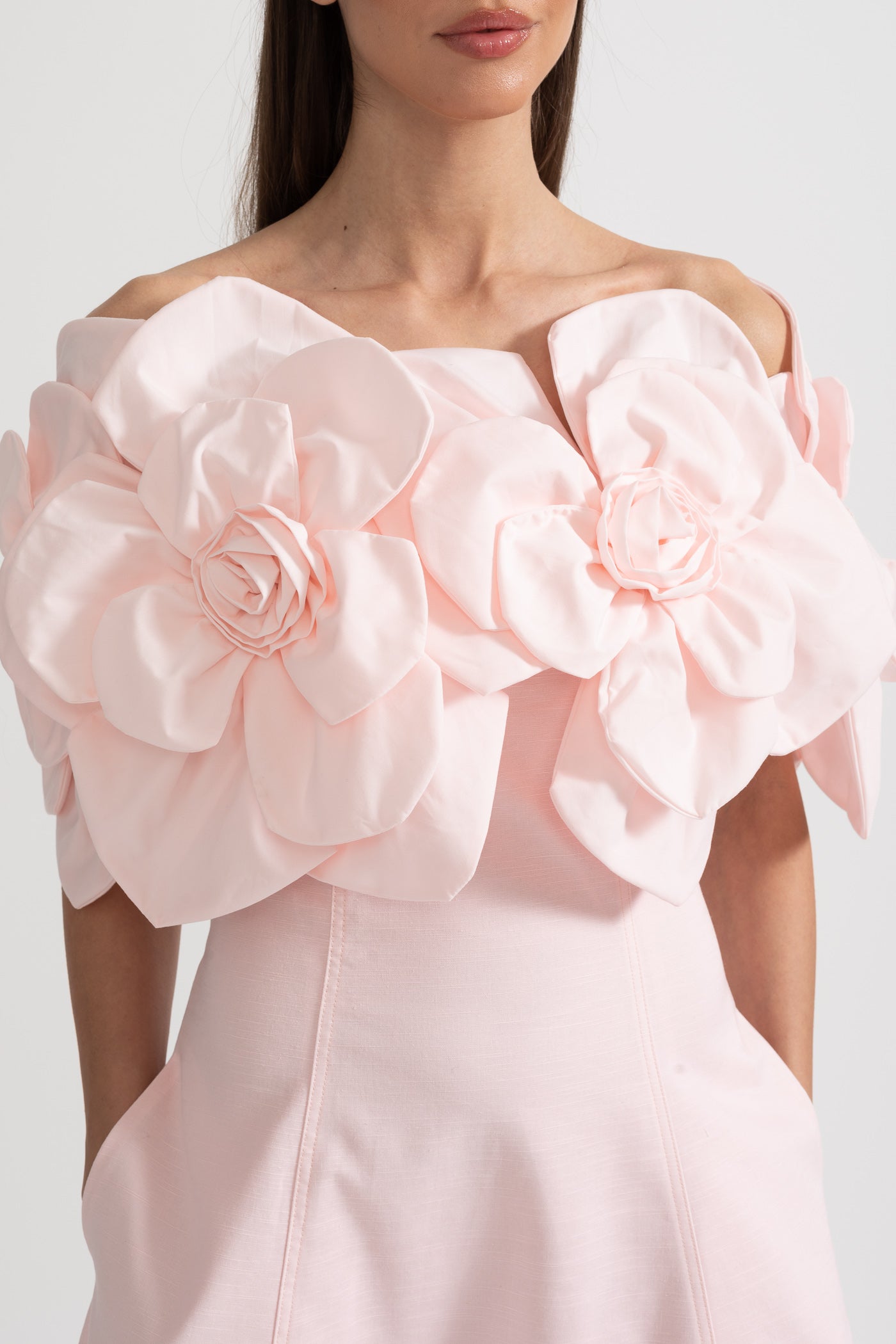 Off-Shoulder Midi-Kleid mit großen Stoffblumenakzenten
