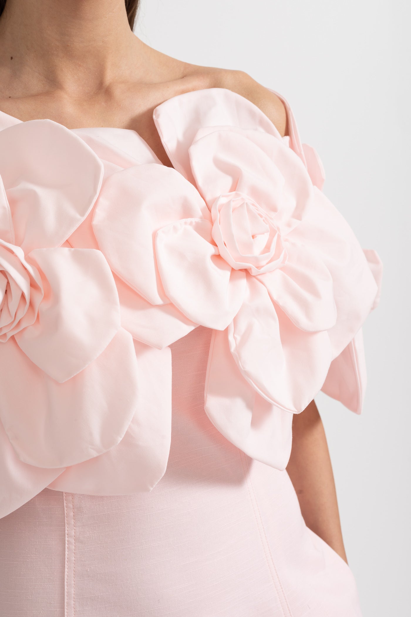 Off-Shoulder Midi-Kleid mit großen Stoffblumenakzenten