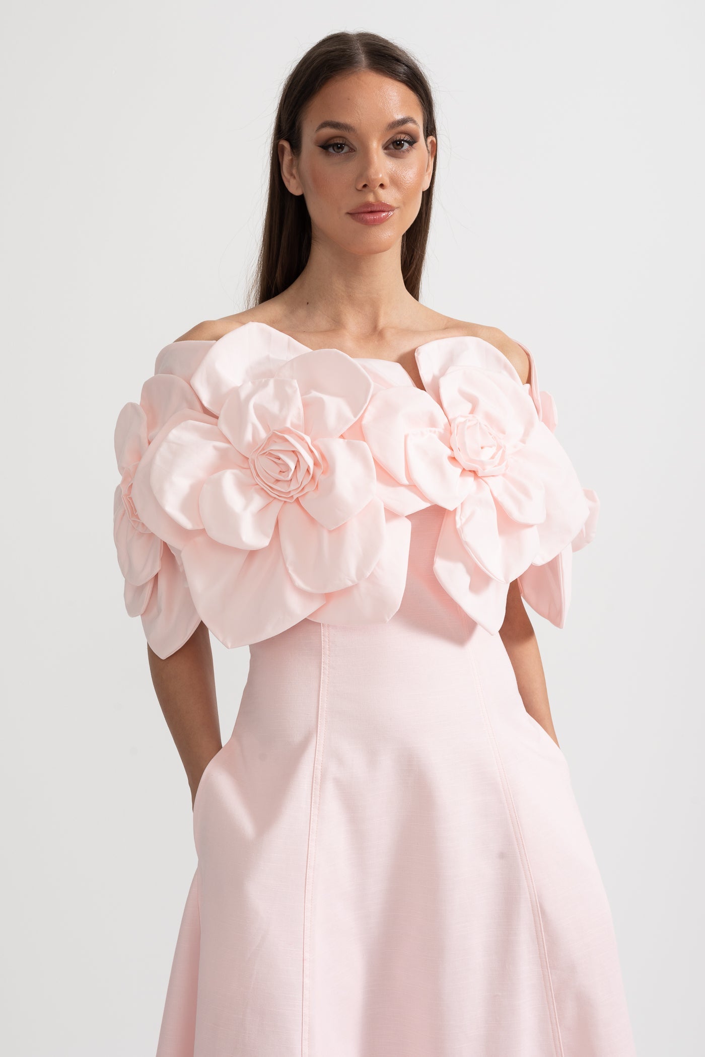 Off-Shoulder Midi-Kleid mit großen Stoffblumenakzenten