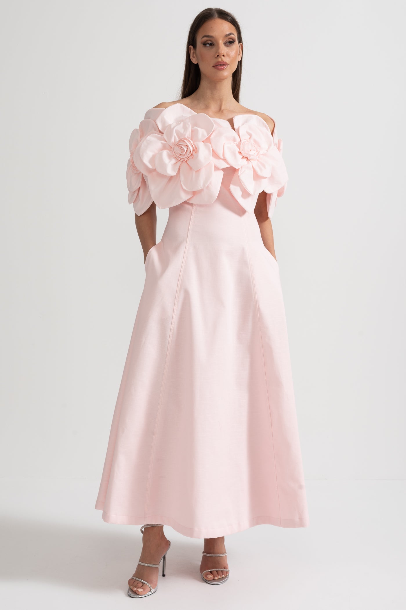 Off-Shoulder Midi-Kleid mit großen Stoffblumenakzenten