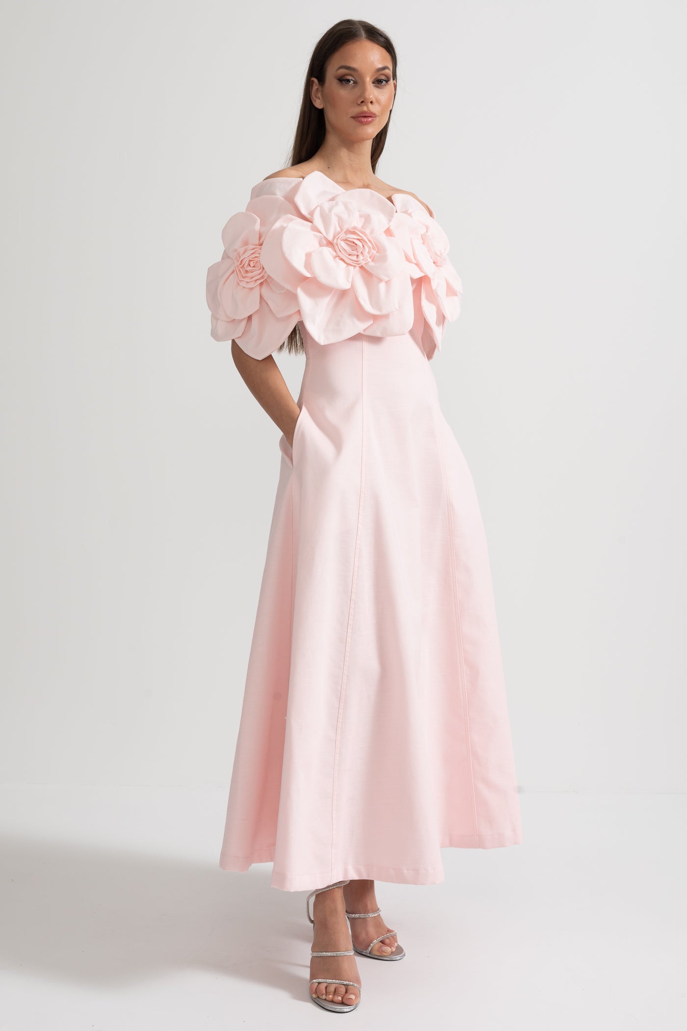 Off-Shoulder Midi-Kleid mit großen Stoffblumenakzenten
