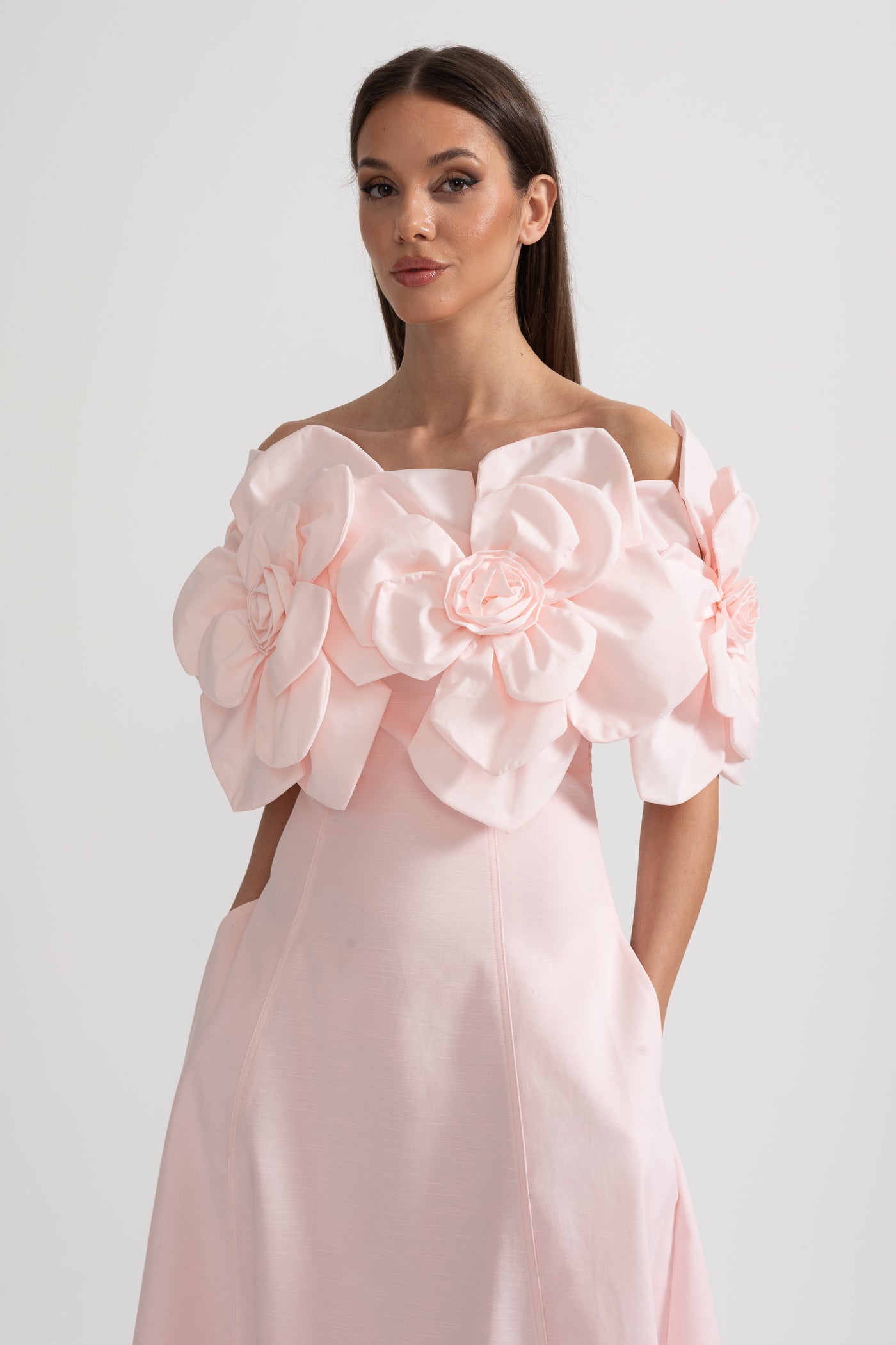 Off-Shoulder Midi-Kleid mit großen Stoffblumenakzenten
