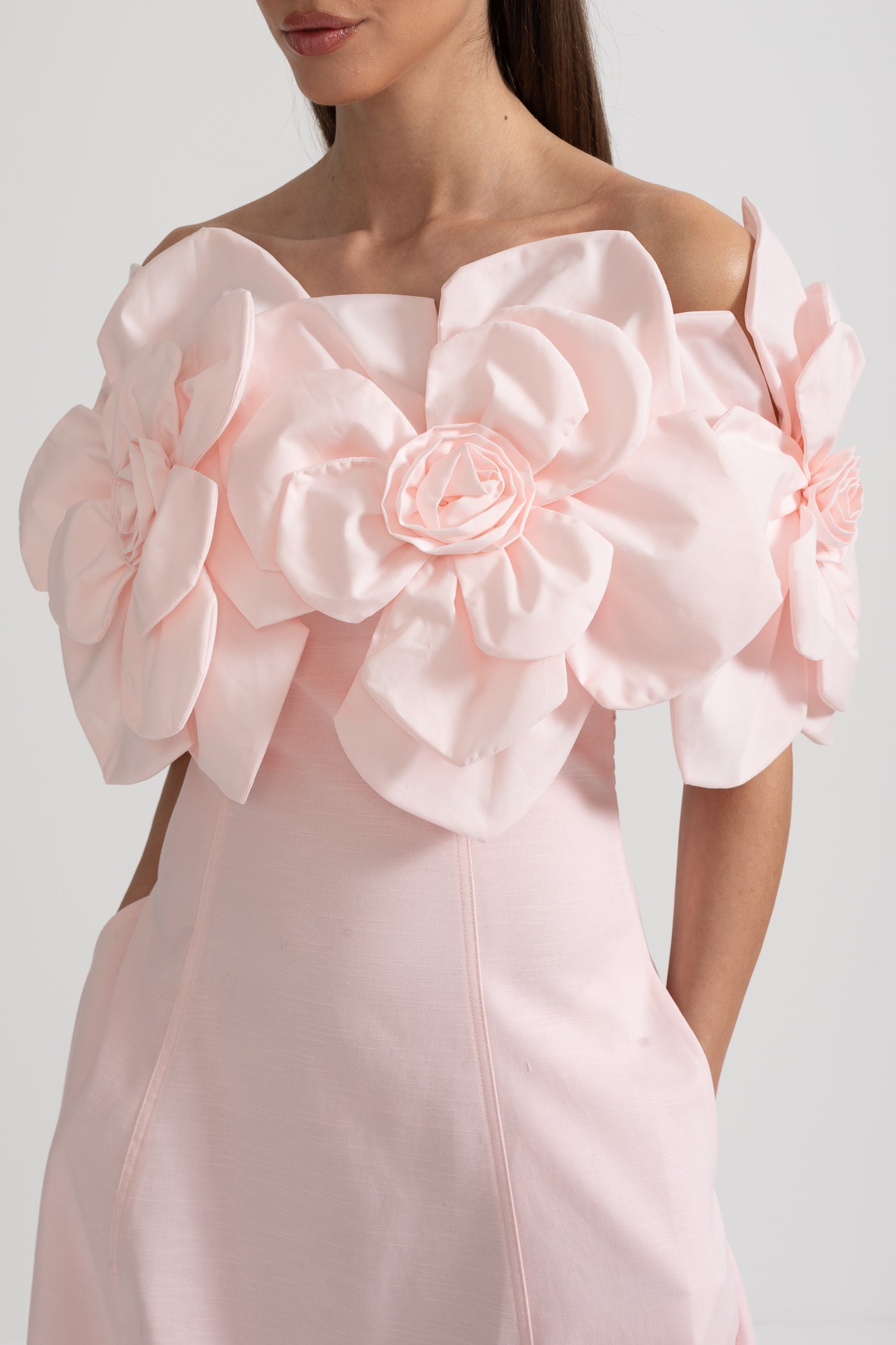 Off-Shoulder Midi-Kleid mit großen Stoffblumenakzenten