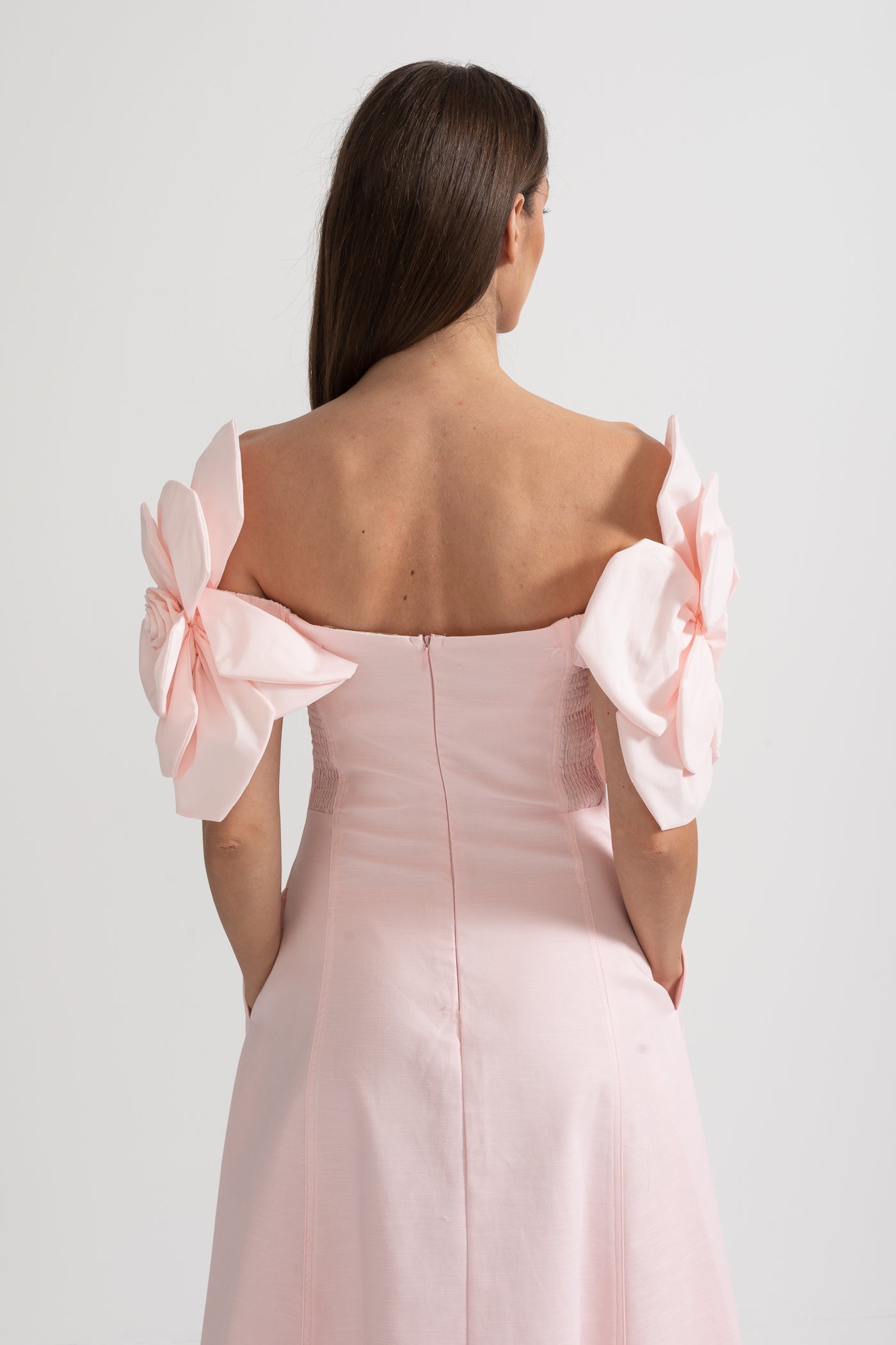 Off-Shoulder Midi-Kleid mit großen Stoffblumenakzenten