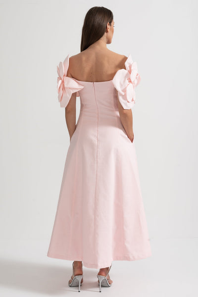Off-Shoulder Midi-Kleid mit großen Stoffblumenakzenten