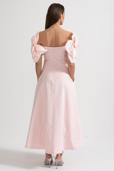 Off-Shoulder Midi-Kleid mit großen Stoffblumenakzenten