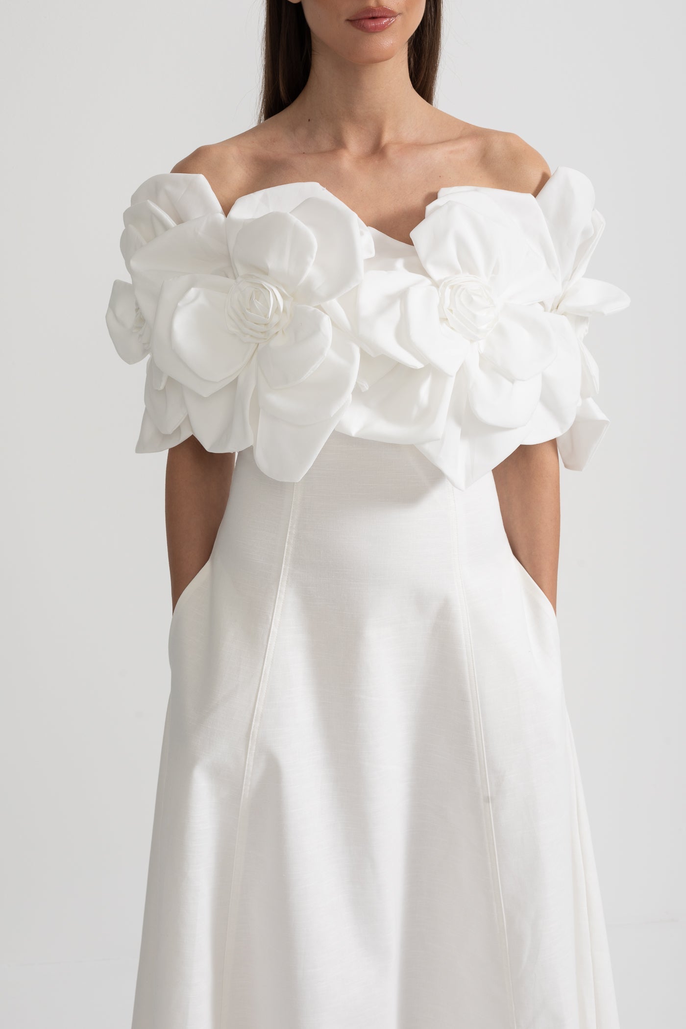 Off-Shoulder Midi-Kleid mit großen Stoffblumenakzenten