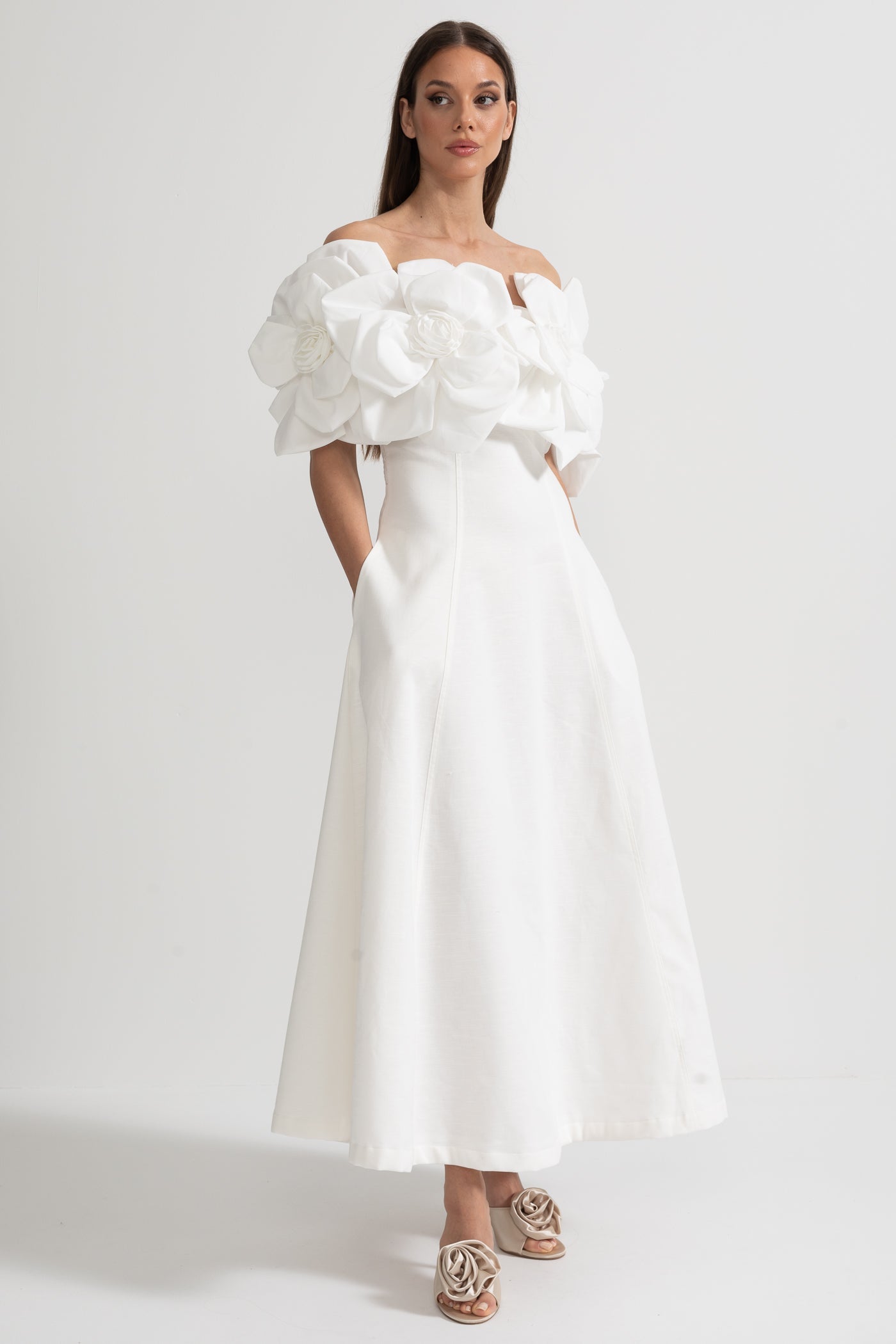Off-Shoulder Midi-Kleid mit großen Stoffblumenakzenten