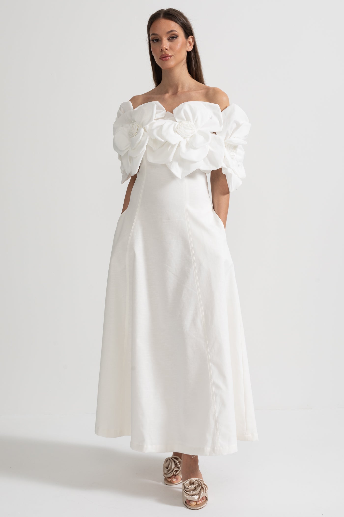 Off-Shoulder Midi-Kleid mit großen Stoffblumenakzenten