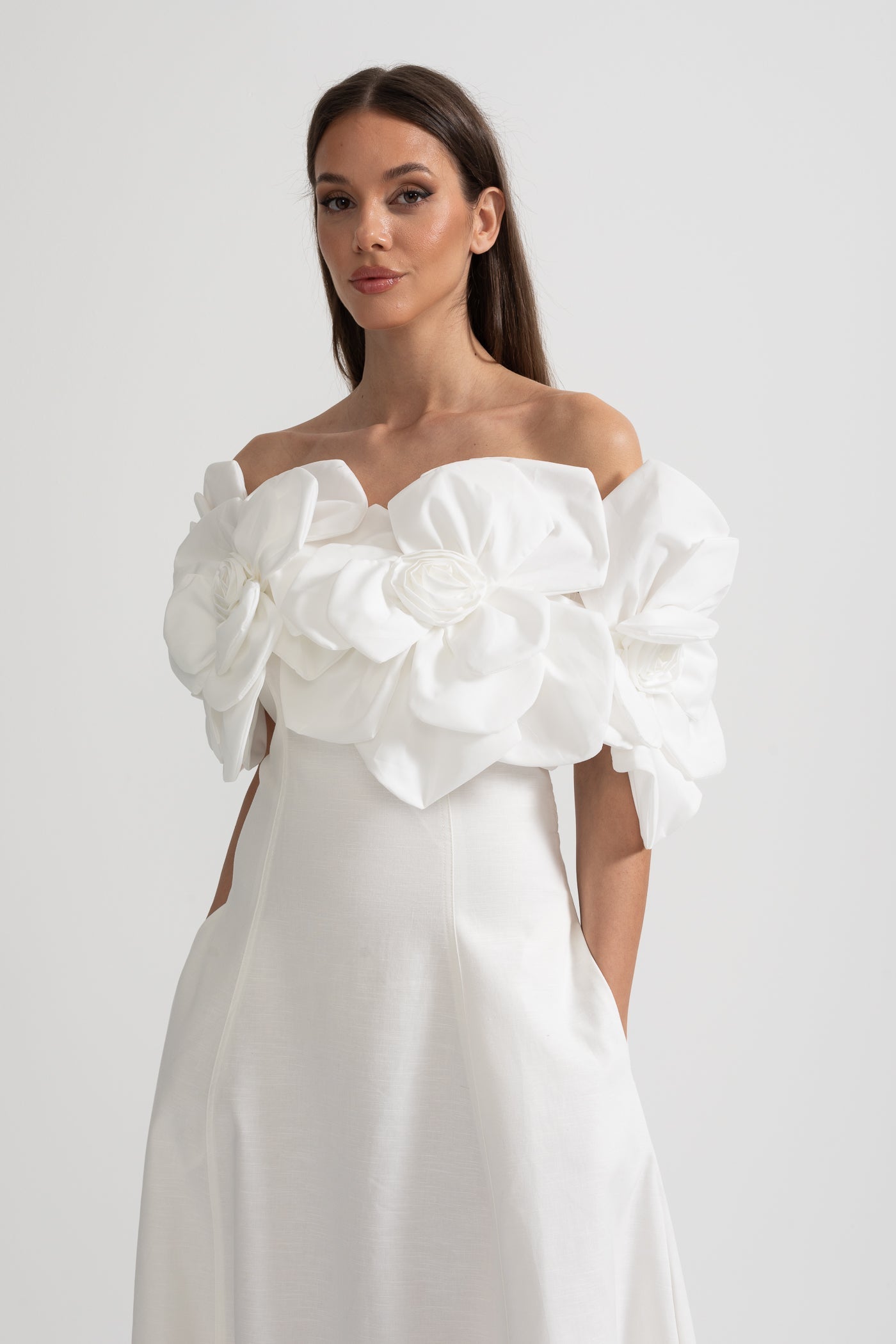 Off-Shoulder Midi-Kleid mit großen Stoffblumenakzenten