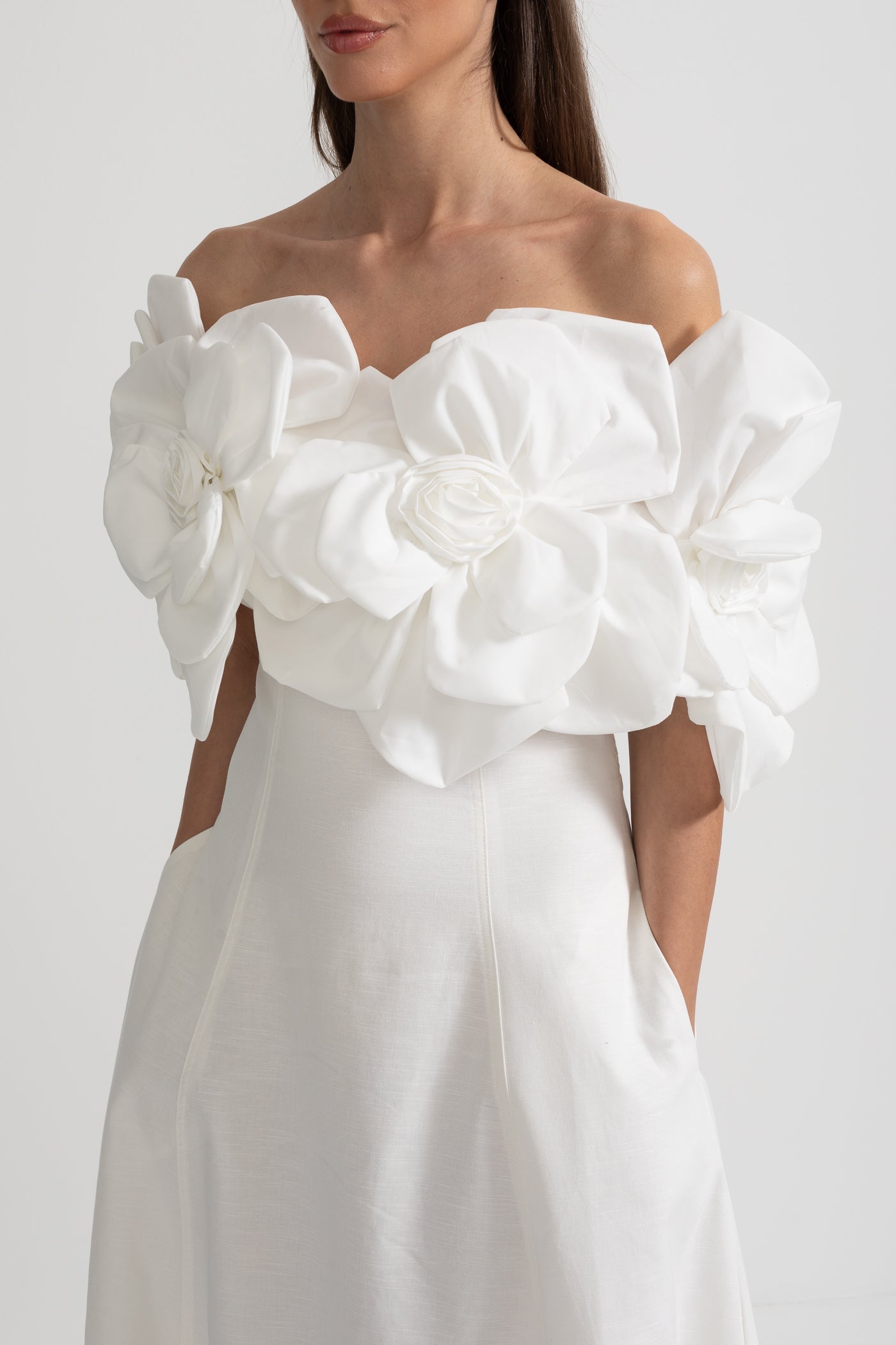 Off-Shoulder Midi-Kleid mit großen Stoffblumenakzenten