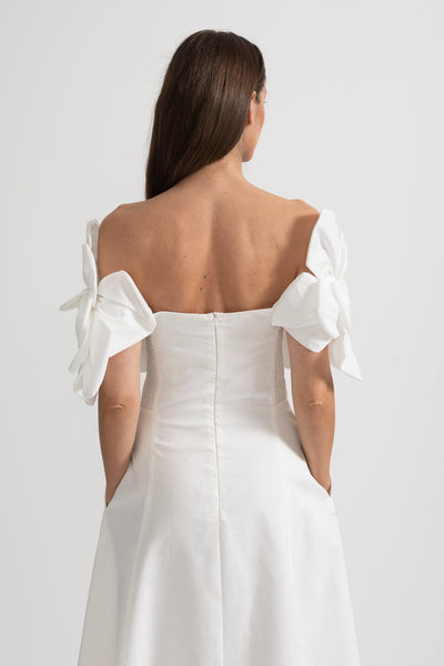 Off-Shoulder Midi-Kleid mit großen Stoffblumenakzenten