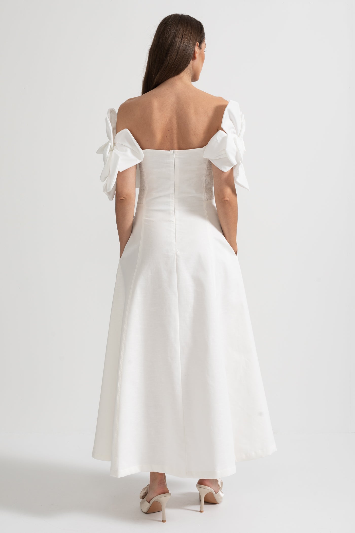 Off-Shoulder Midi-Kleid mit großen Stoffblumenakzenten