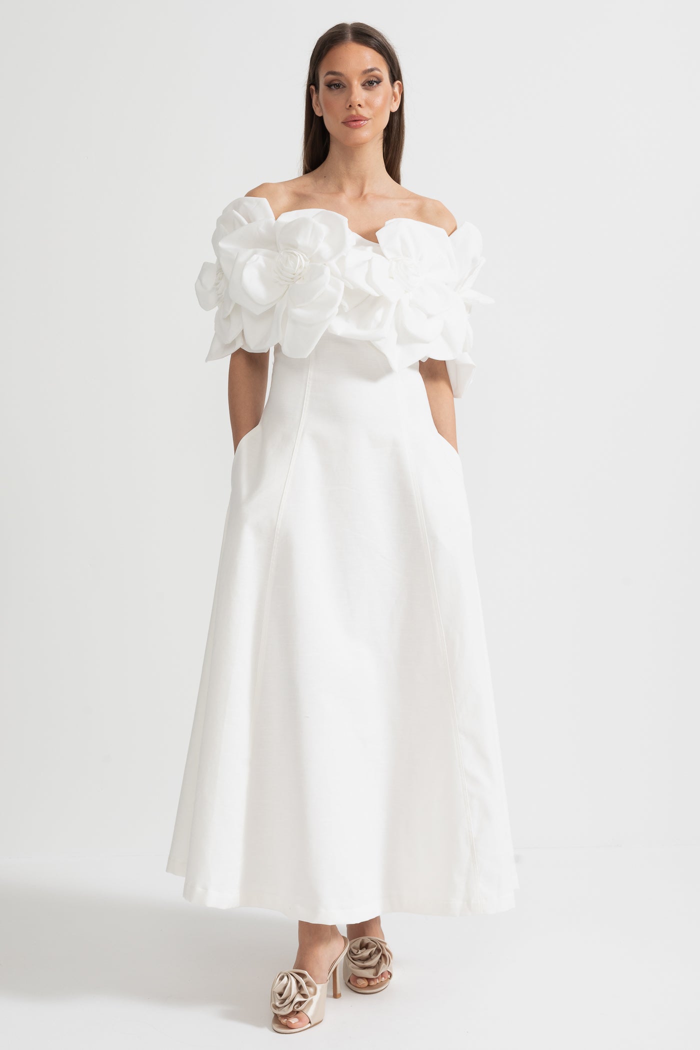 Off-Shoulder Midi-Kleid mit großen Stoffblumenakzenten