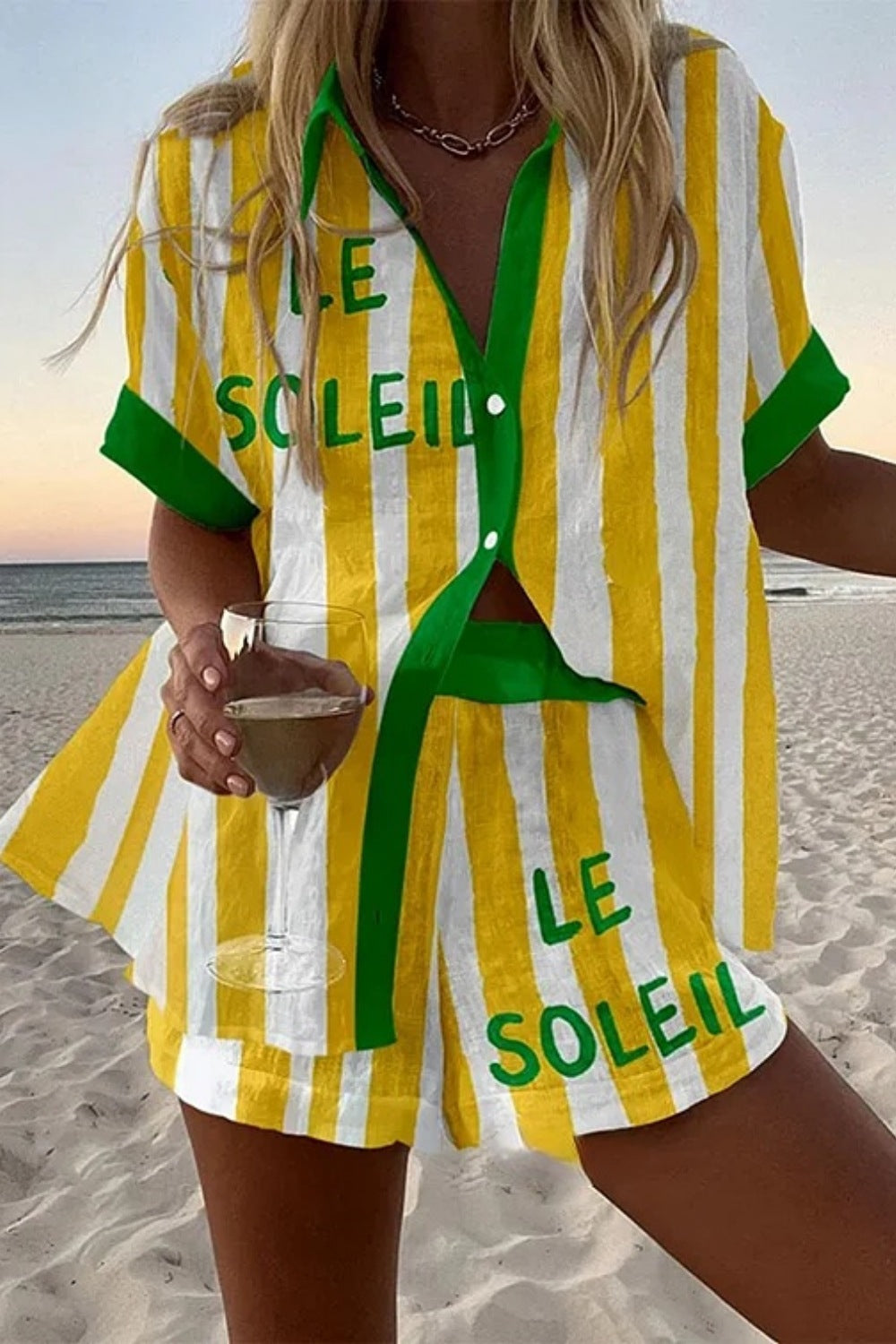 Halora™ | Kurzes Leinen-Outfit mit gelben Streifen
