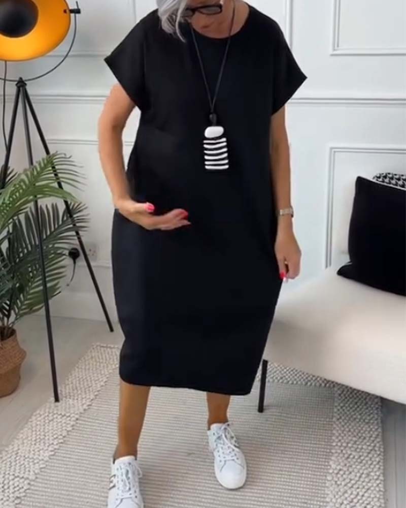 Schlichtes kurzärmliges Freizeitkleid mit Buchstabendruck