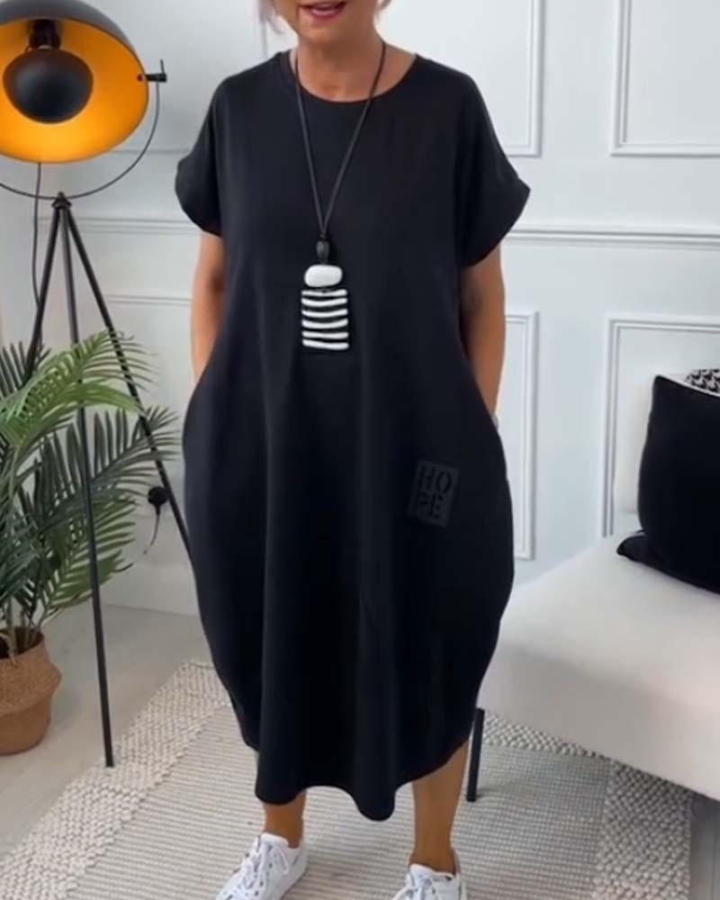 Schlichtes kurzärmliges Freizeitkleid mit Buchstabendruck